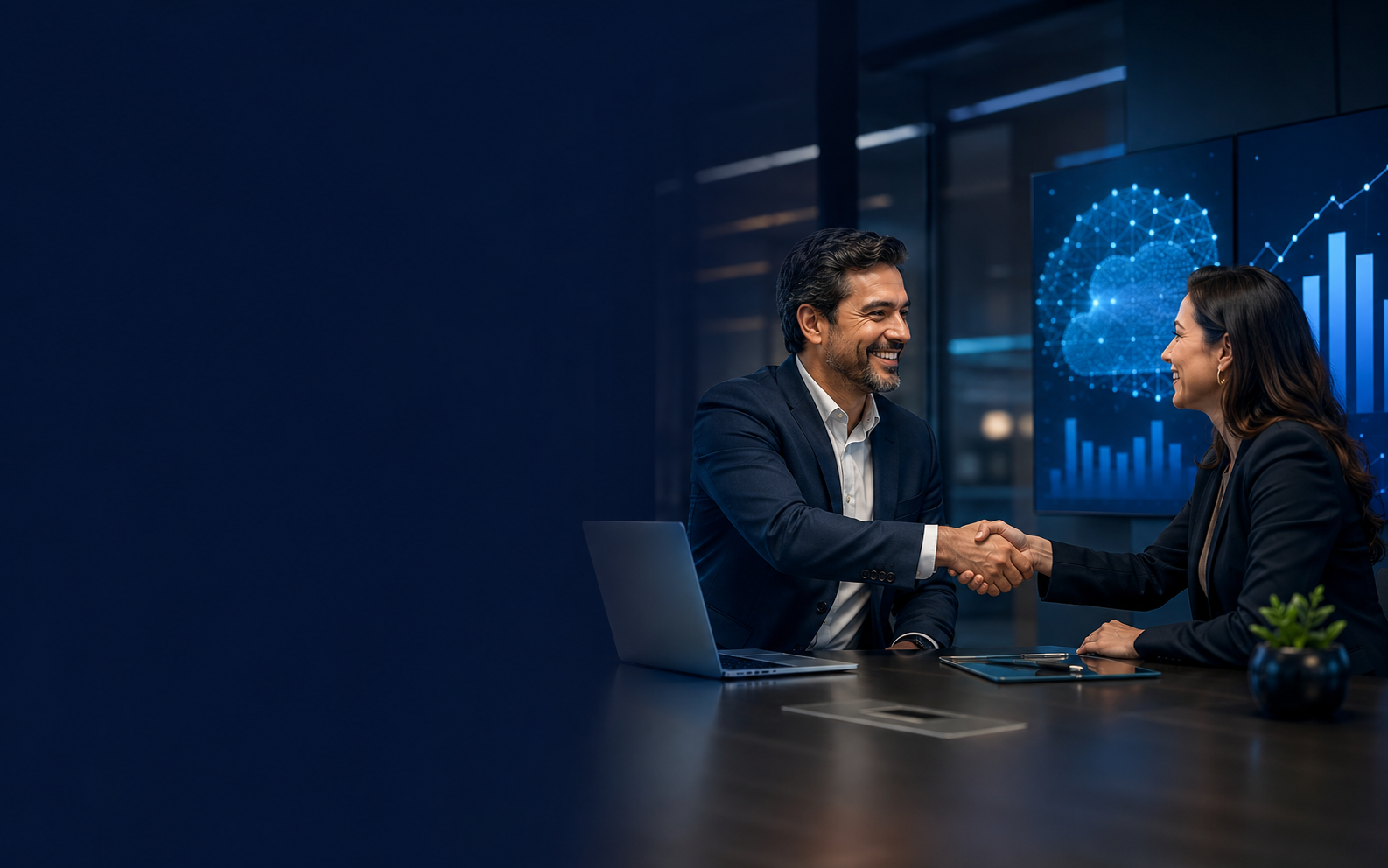 Executivos firmando parceria comercial em tecnologia